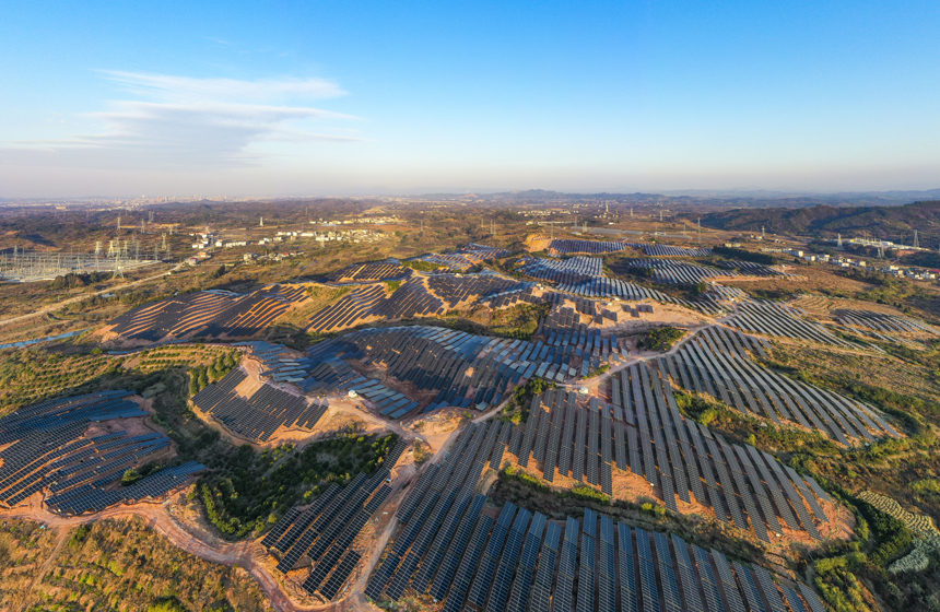 連綿起伏的光伏電板在陽光照耀下熠熠生輝，成為一道壯觀的綠色新能源風景線。謝東攝