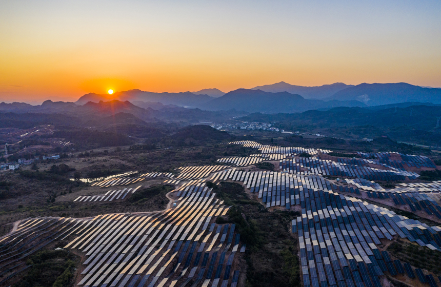 連綿起伏的光伏電板在陽光照耀下熠熠生輝，成為一道壯觀的綠色新能源風景線。謝東攝