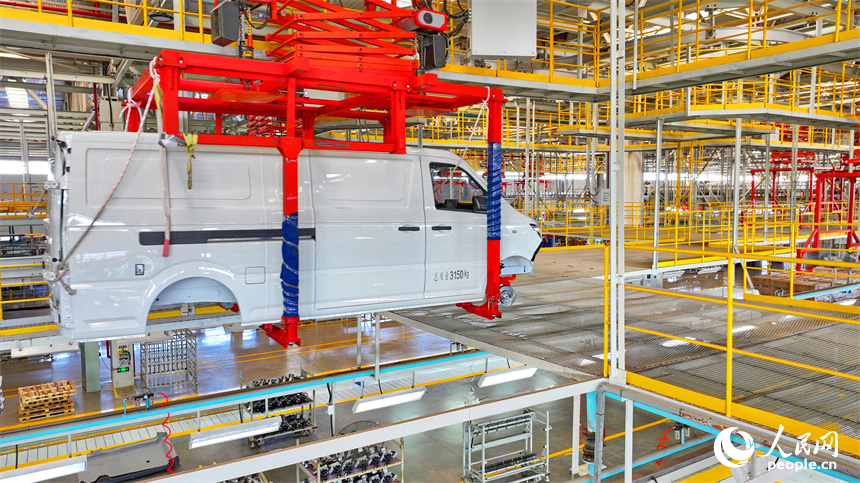 半成品新能源汽車在智能立體生產線上有序傳輸。人民網 朱海鵬攝