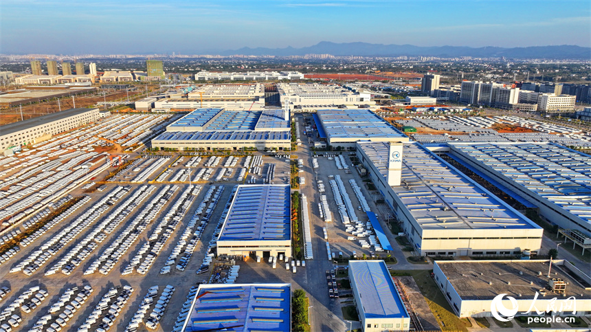 工人在裝運銷往各地市場的新能源電動快遞運輸車，力爭實現新年首季“開門紅”。人民網 朱海鵬攝