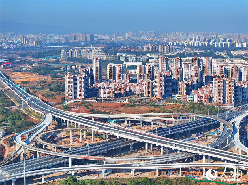 贛州市贛南大道快速路四標項目（蓉江段）的一處互通立交雛形初現。人民網 朱海鵬攝