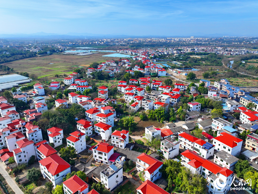 空中俯瞰贛州市南康區鏡壩鎮，農房鱗次櫛比，山清水秀景色美。人民網 朱海鵬攝
