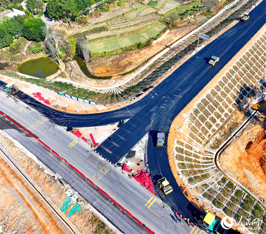 贛州市會昌縣白鵝鄉洋口村，工人在鋪設柏油路，一派忙碌的施工景象。人民網 朱海鵬攝