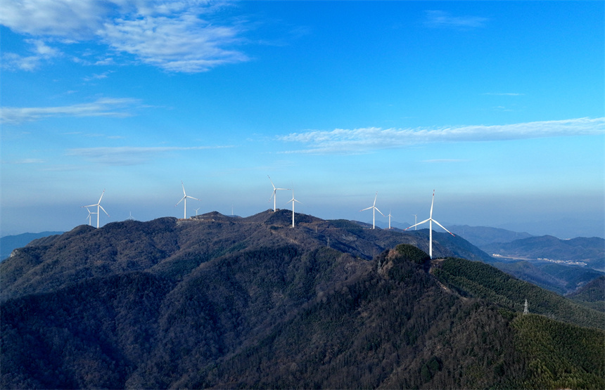 航拍九江市湖口縣付垅鄉凰山嶺，一臺臺風力發電機組矗立山頂。鄭飛華攝