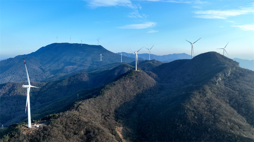 航拍九江市湖口縣付垅鄉凰山嶺，一臺臺風力發電機組矗立山頂。鄭飛華攝