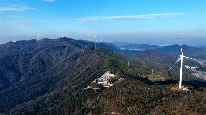 航拍九江市湖口縣付垅鄉凰山嶺，一臺臺風力發電機組矗立山頂。鄭飛華攝