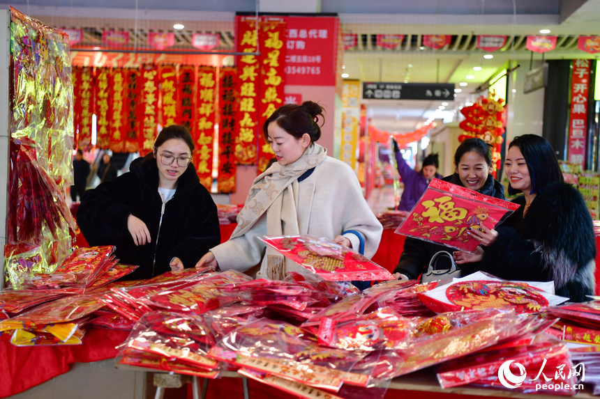 市民正在新洪城大市場選購春節飾品。 人民網記者 時雨攝