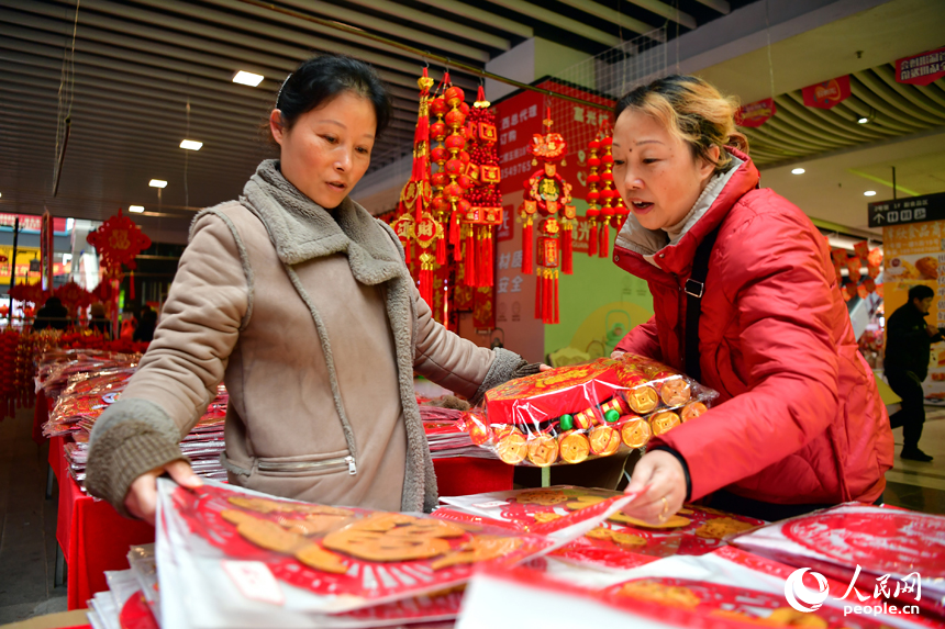 市民正在新洪城大市場選購春節飾品。 人民網記者 時雨攝