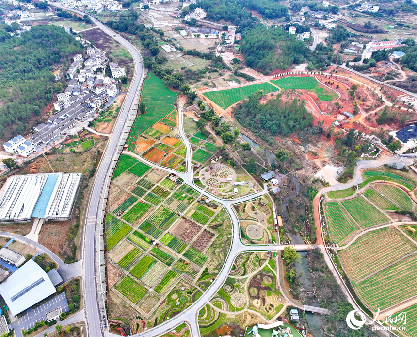 贛州蓉江新區潭東鎮逕背村的一處田園綜合體，綠意盎然的蔬菜園與公路農房、綠樹青山相映成景。人民網 朱海鵬攝