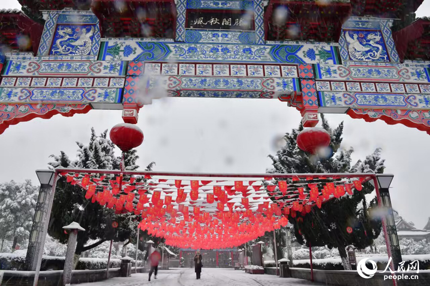 大雪飄落南昌，城市銀裝素裹。 人民網記者 時雨攝