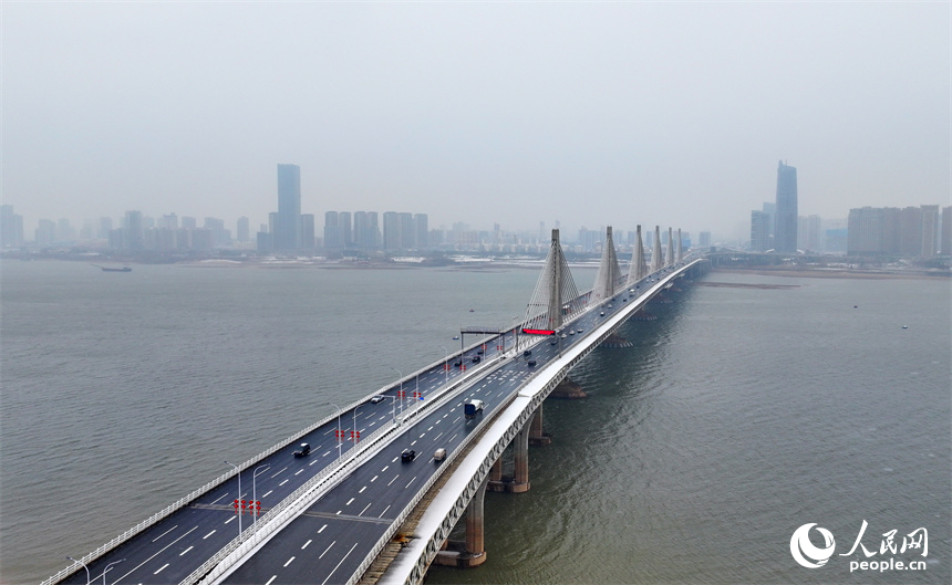 無人機航拍的南昌市紅谷灘區銀裝素裹、白雪皚皚，城市雪景美如畫。人民網 朱海鵬攝