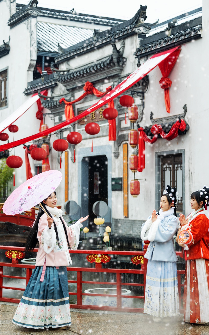 游客前來拍攝游玩。潘俊卿攝