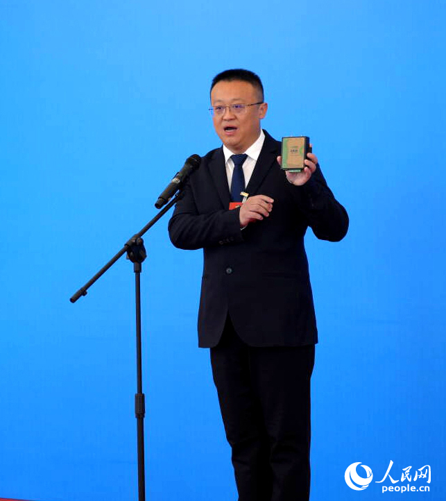 江西省政協委員、贛州市智能產業創新研究院名譽院長王奇鋒 人民網 鄒玢琦攝