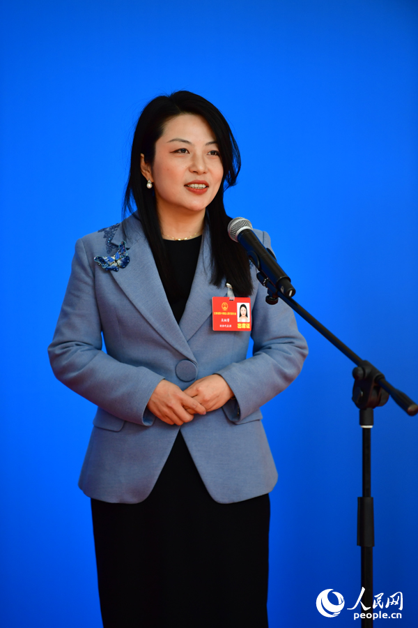 江西省人大代表、江西渝州繡坊有限公司總經理兼藝術總監吳婉菁。 人民網記者 時雨攝