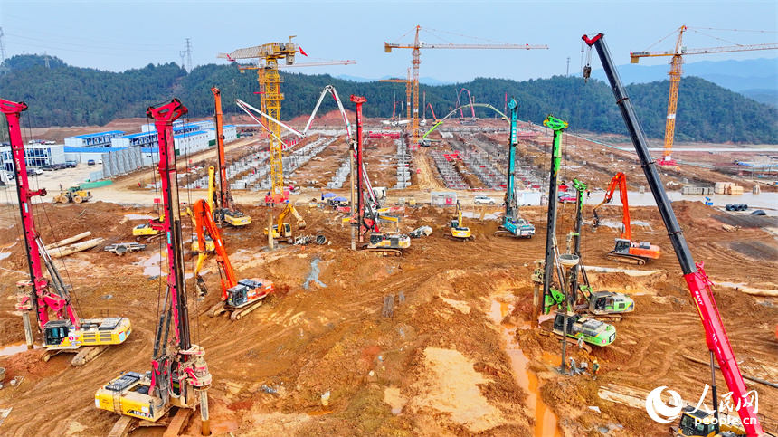 江西潔美電子信息產業園項目，工人堅守一線建設廠房和基樁，現場一派忙碌景象。人民網 朱海鵬攝