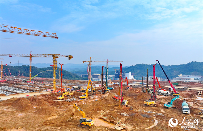 江西潔美電子信息產業園項目，工人堅守一線建設廠房和基樁，現場一派忙碌景象。人民網 朱海鵬攝