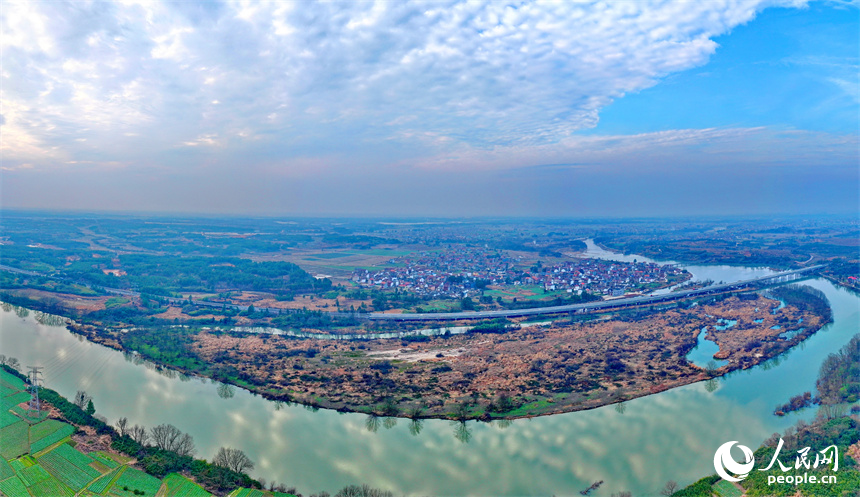 撫州市崇仁縣航埠鎮下章村河流蜿蜒，景色宜人。人民網 朱海鵬攝