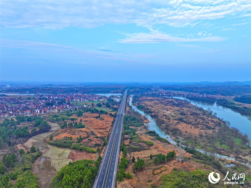 撫州市崇仁縣航埠鎮下章村河流蜿蜒，景色宜人。人民網 朱海鵬攝