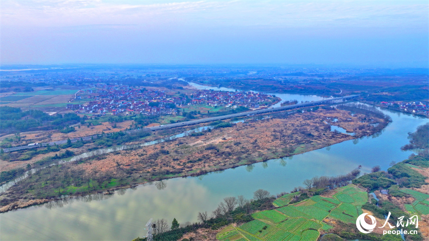 撫州市崇仁縣航埠鎮下章村河流蜿蜒，景色宜人。人民網 朱海鵬攝