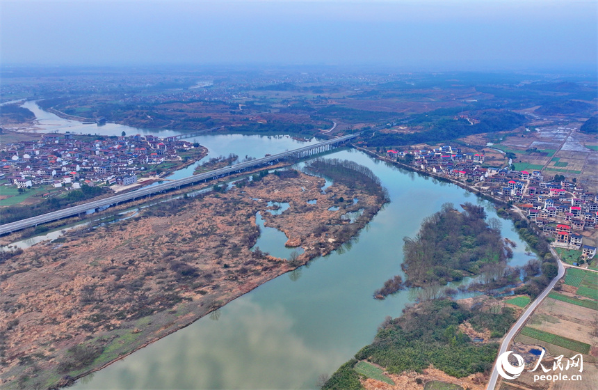 撫州市崇仁縣航埠鎮下章村河流蜿蜒，景色宜人。人民網 朱海鵬攝