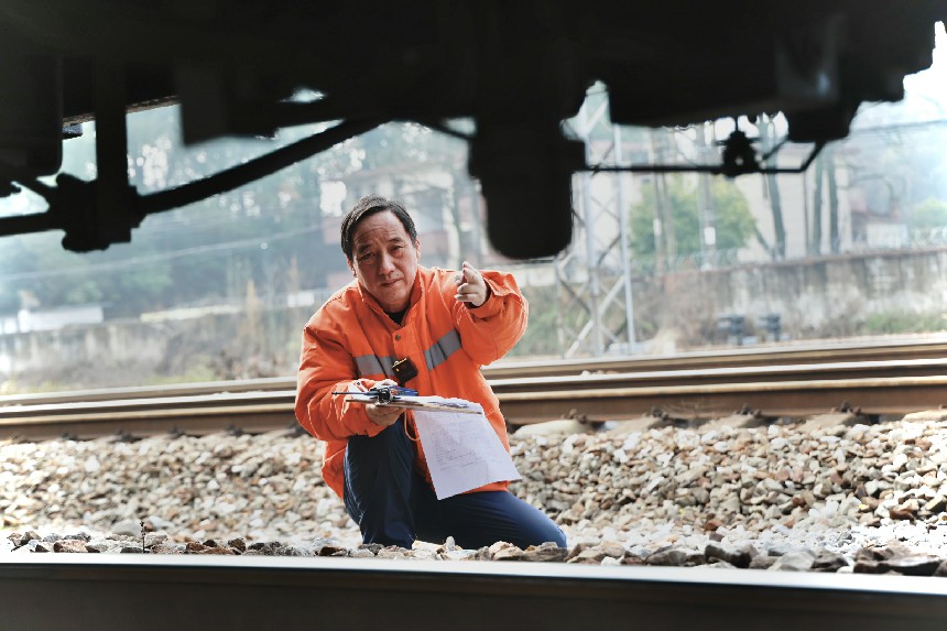 車號員李金饒正在檢查列車關門車。陸佳駿攝