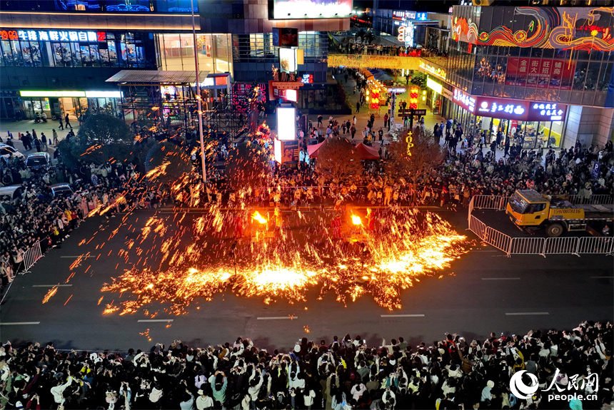 贛州市信豐縣文化公園，非遺打鐵花表演吸引了眾多市民前來觀賞。人民網 朱海鵬攝