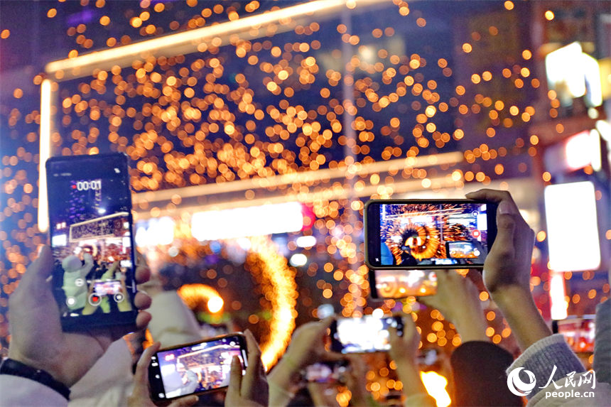 贛州市信豐縣文化公園，非遺打鐵花表演吸引了眾多市民前來觀賞。人民網 朱海鵬攝