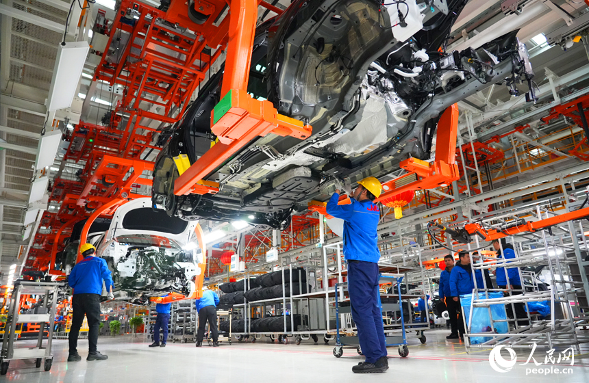 江鈴汽車富山工廠總裝車間內，技術人員在生產線上加工汽車底盤。人民網記者 毛思遠攝