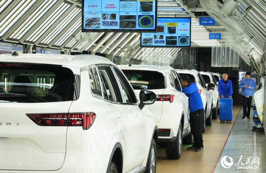 江鈴汽車富山工廠，一輛輛新車排隊等待下線檢測。人民網記者 毛思遠攝