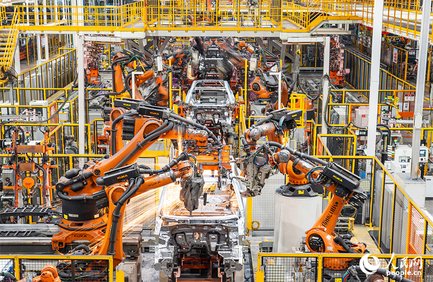江鈴汽車富山工廠焊接車間，機械臂正在焊接車身。人民網記者 毛思遠攝