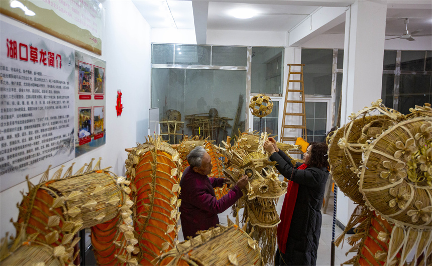 國家級非物質文化遺產湖口草龍代表性傳承人正在精心趕制草龍。李學華攝