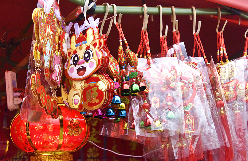 新年裝飾品琳瑯滿目。劉陽春攝