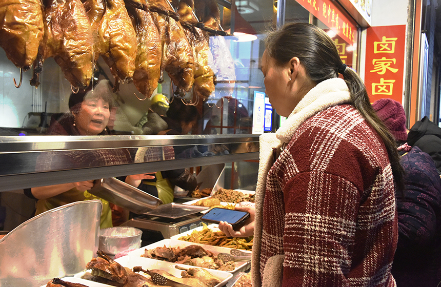 人們正在購置年貨。劉陽春攝