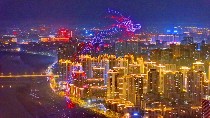 贛州經開區新春大型燈光秀和焰火晚會，1500臺無人機組合成一條巨龍在夜空中浮游。人民網 朱海鵬攝