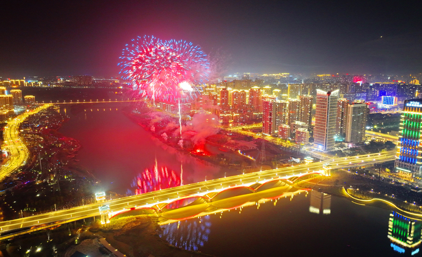 贛州經開區新春大型燈光秀和焰火晚會，一束束升騰而起的煙花焰火流光溢彩、璀璨奪目。人民網 朱海鵬攝