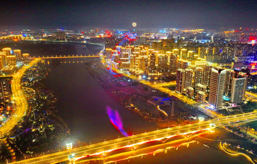 贛州經開區新春大型燈光秀和焰火晚會，1500臺無人機組合成一條巨龍在夜空中浮游。人民網 朱海鵬攝