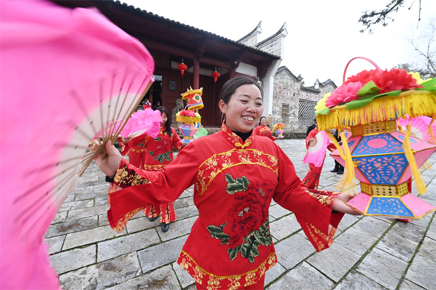 村民正在跳茶籃燈舞，為大家送上新春祝福。曾嶸峰攝