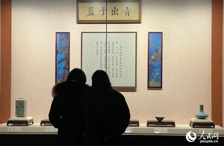 走進江西省博物館，各式御瓷精品讓市民游客目不暇接。人民網記者 毛思遠攝