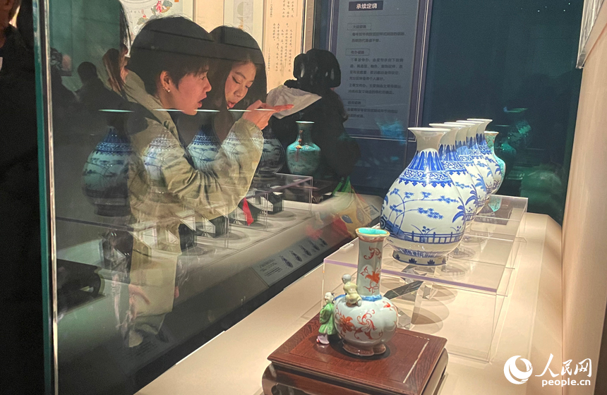 走進江西省博物館，各式御瓷精品讓市民游客目不暇接。人民網記者 毛思遠攝