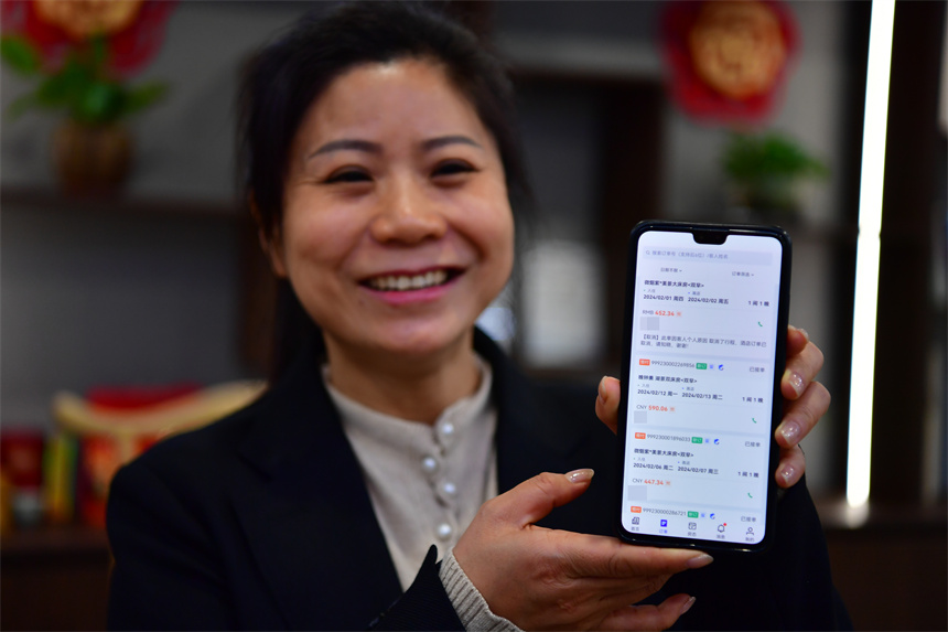 江其花展示春節期間的訂單。 人民網記者 時雨攝