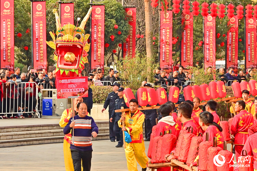 贛閩粵非遺民俗踏街活動在江西寧都舉行，吸引眾多市民、游客前來觀看。人民網 朱海鵬攝
