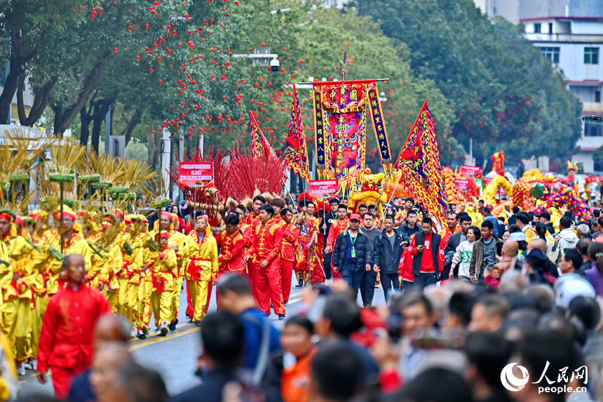 贛閩粵非遺民俗踏街活動在江西寧都舉行，吸引眾多市民、游客前來觀看。人民網 朱海鵬攝