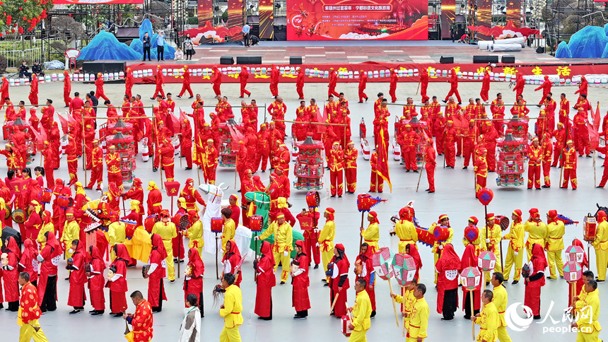 贛閩粵非遺民俗踏街活動在江西寧都舉行，吸引眾多市民、游客前來觀看。人民網 朱海鵬攝
