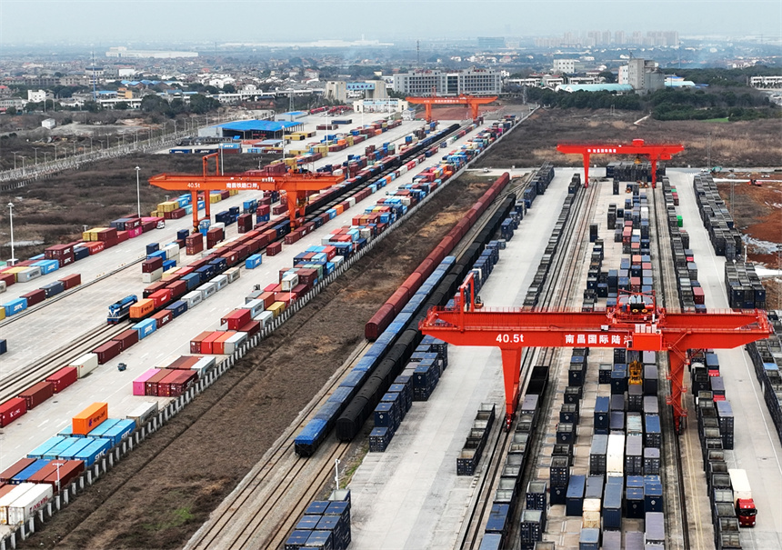 國際陸港內，龍門吊正在吊裝集裝箱，一派繁忙景象。 胡國林攝