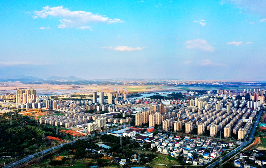 航拍下的共青城市碧波蕩漾、風光綺麗，宛如一幅渾然天成的“山水畫”。潘成攝