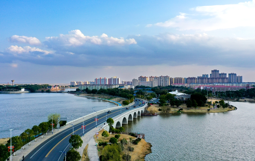 航拍下的共青城市碧波蕩漾、風光綺麗，宛如一幅渾然天成的“山水畫”。潘成攝
