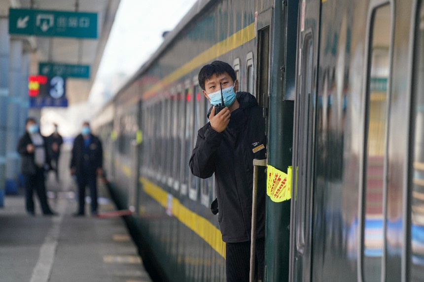 工作人員進行聯控，詢問后部車廂情況。梁犇攝