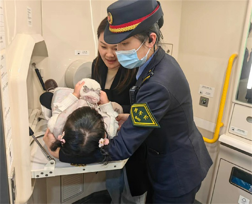 張婕妤為帶嬰幼兒出行的旅客提供護理協助服務。廖彩雲攝