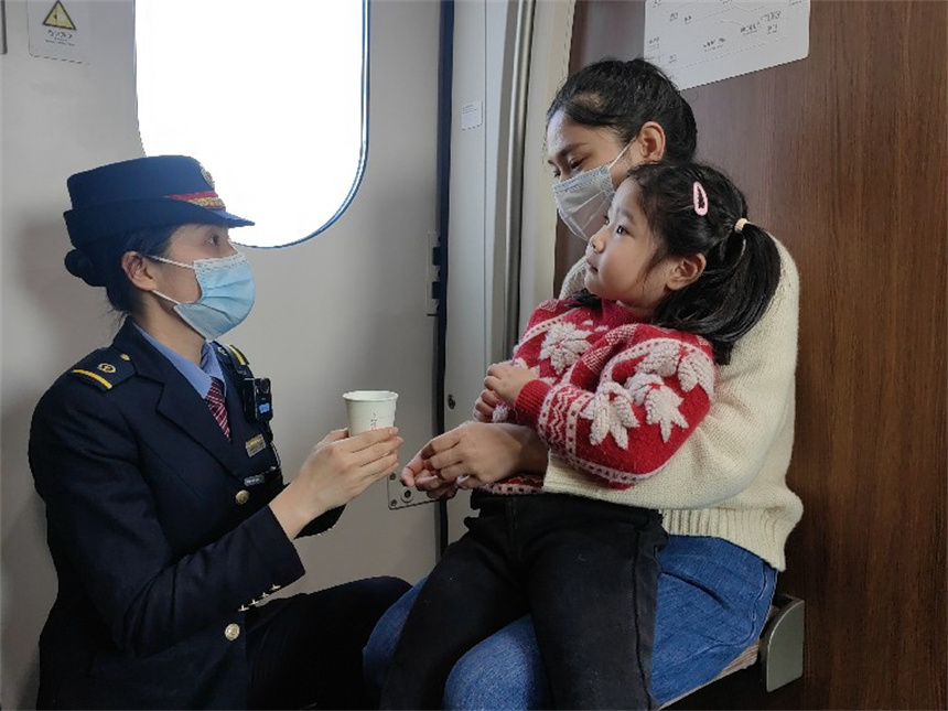 張婕妤為小旅客送去暖心的熱水，緩解旅途的不適。廖彩雲攝