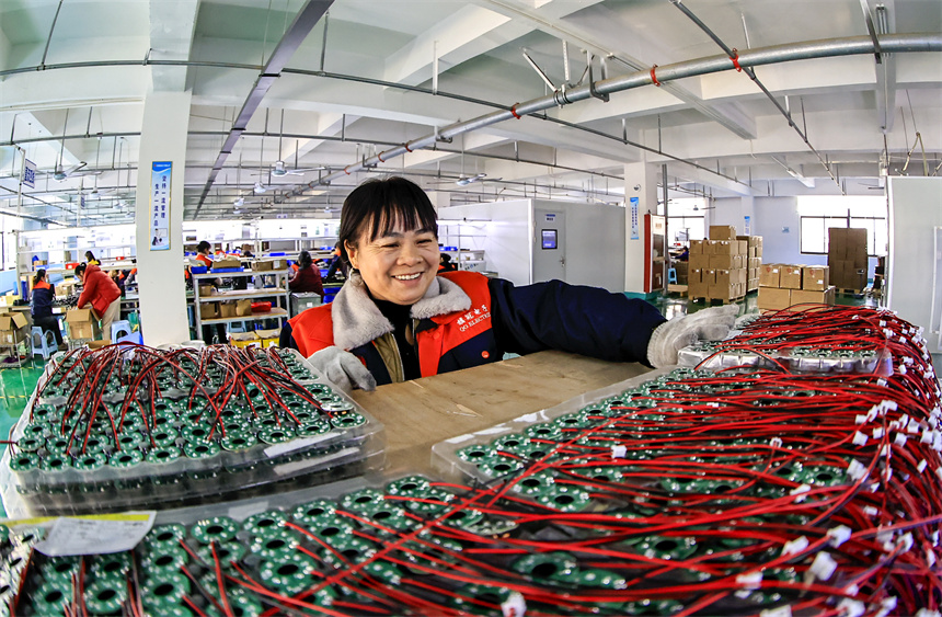 工人正在趕制訂單產品。吳江攝